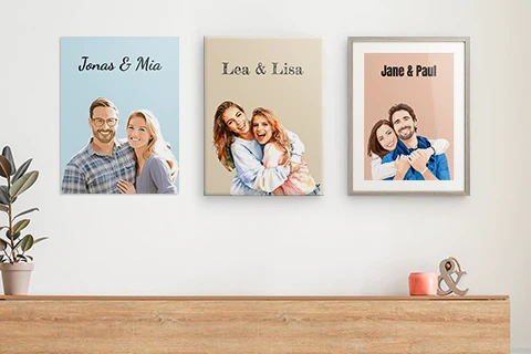 ingelijste portretten van stellen aan de muur