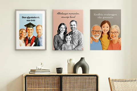 ingelijste familieportretten aan de muur